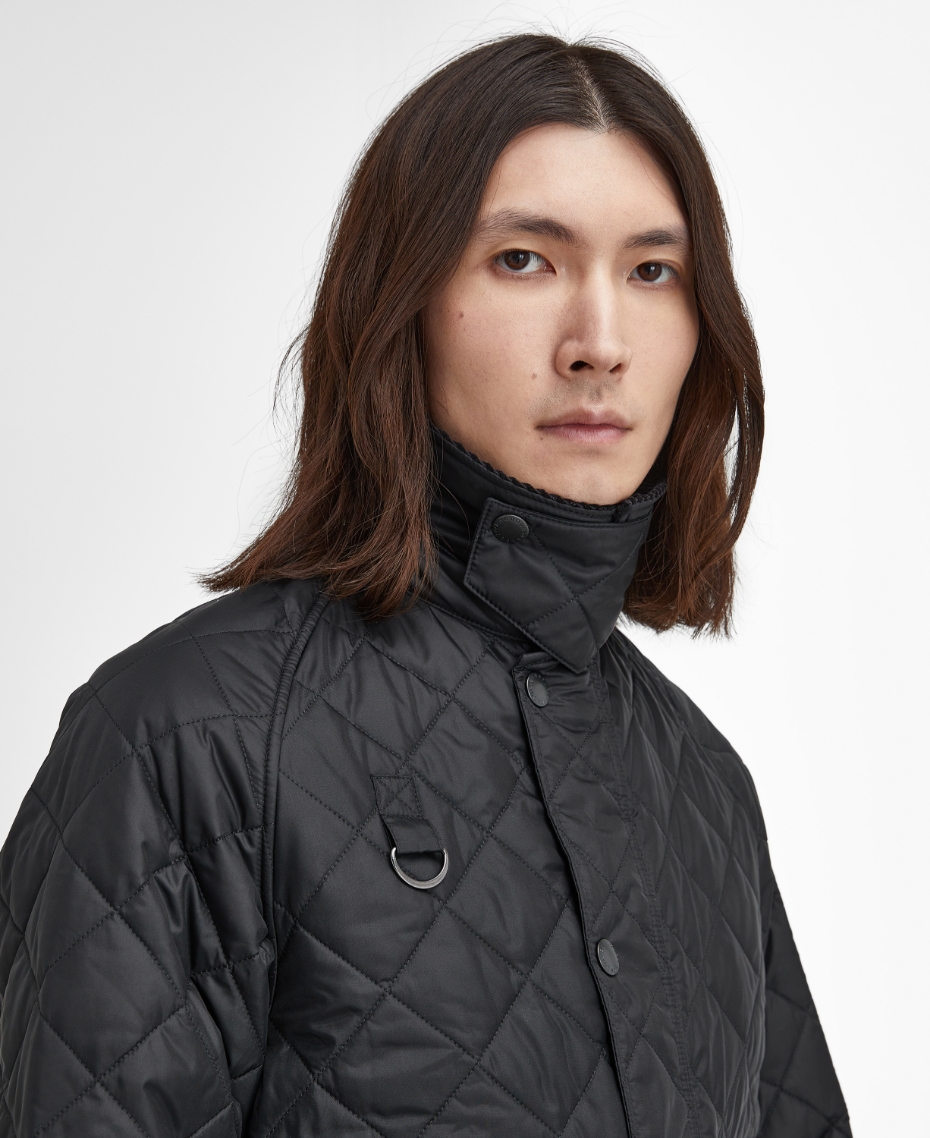 ブラックのジャケットを着用した男性