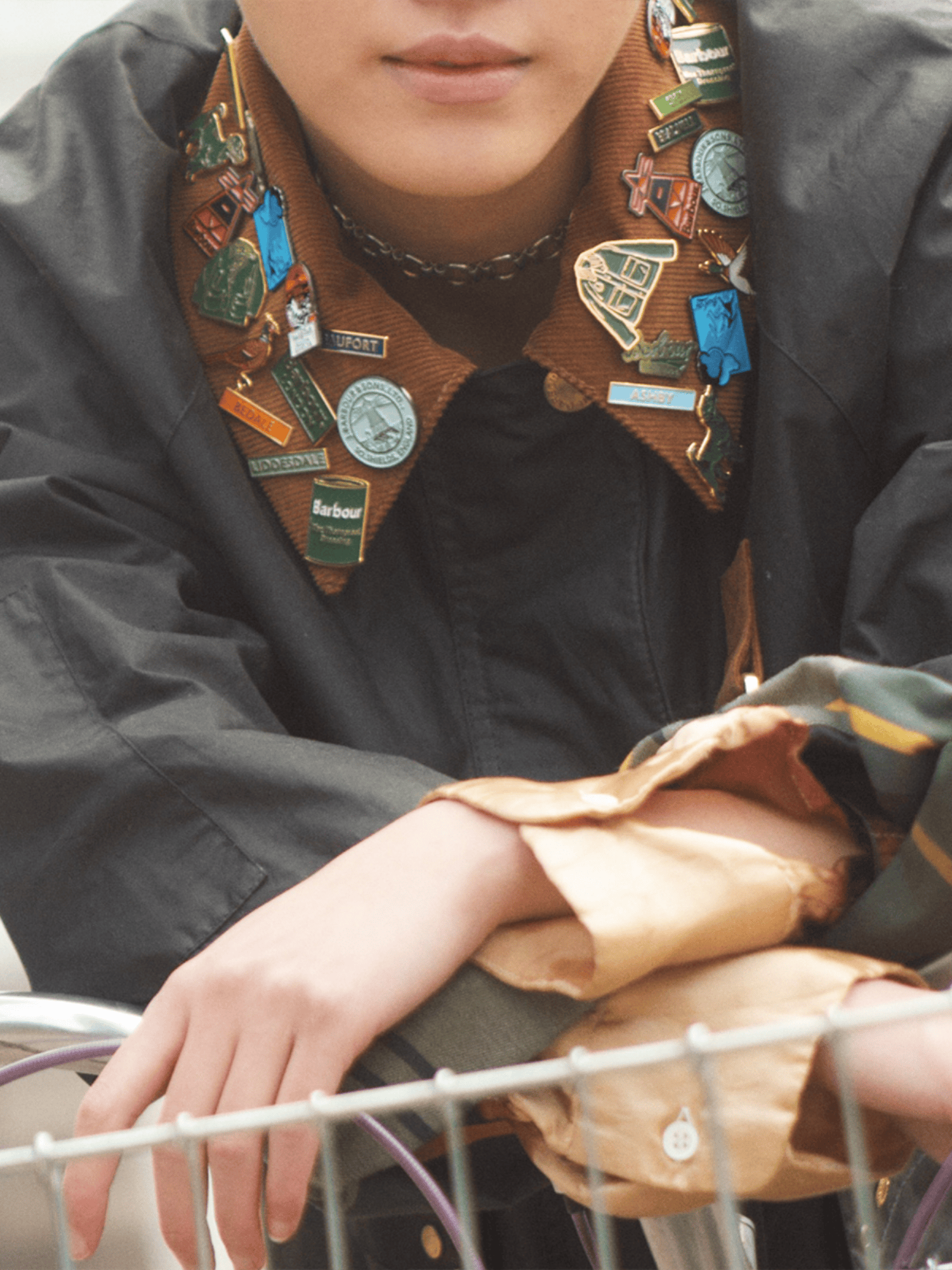 ジャケットを着用している女性が自転車にもたれかかっている女性画像