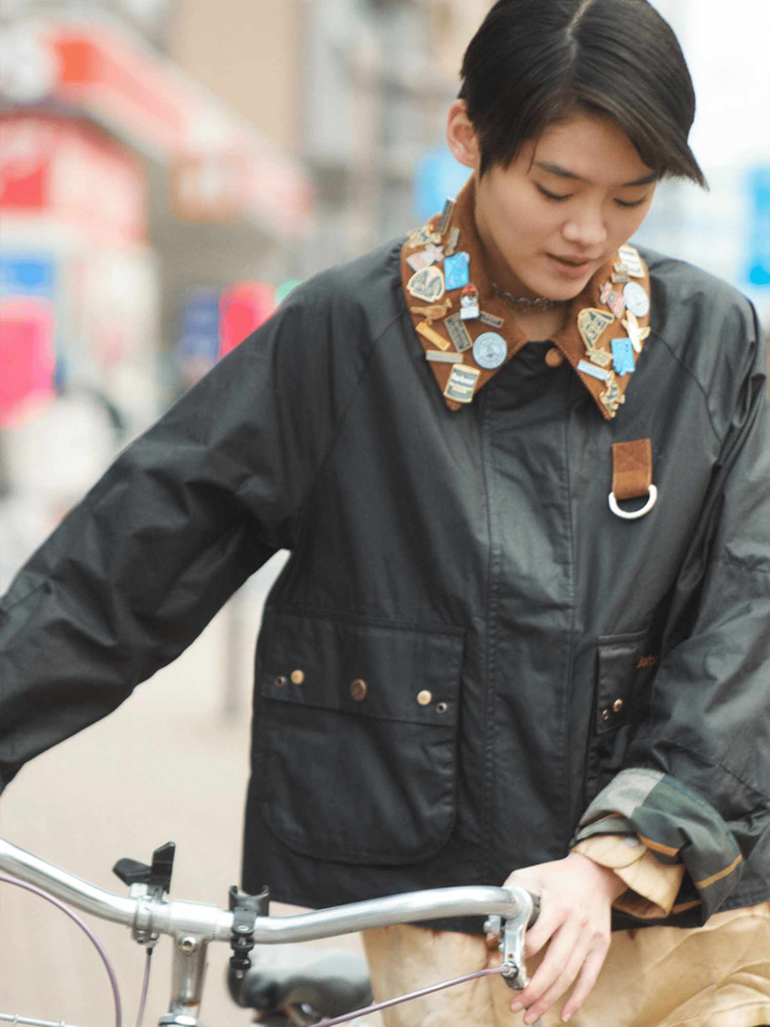 ジャケットを着用している女性が自転車にもたれかかっている女性画像