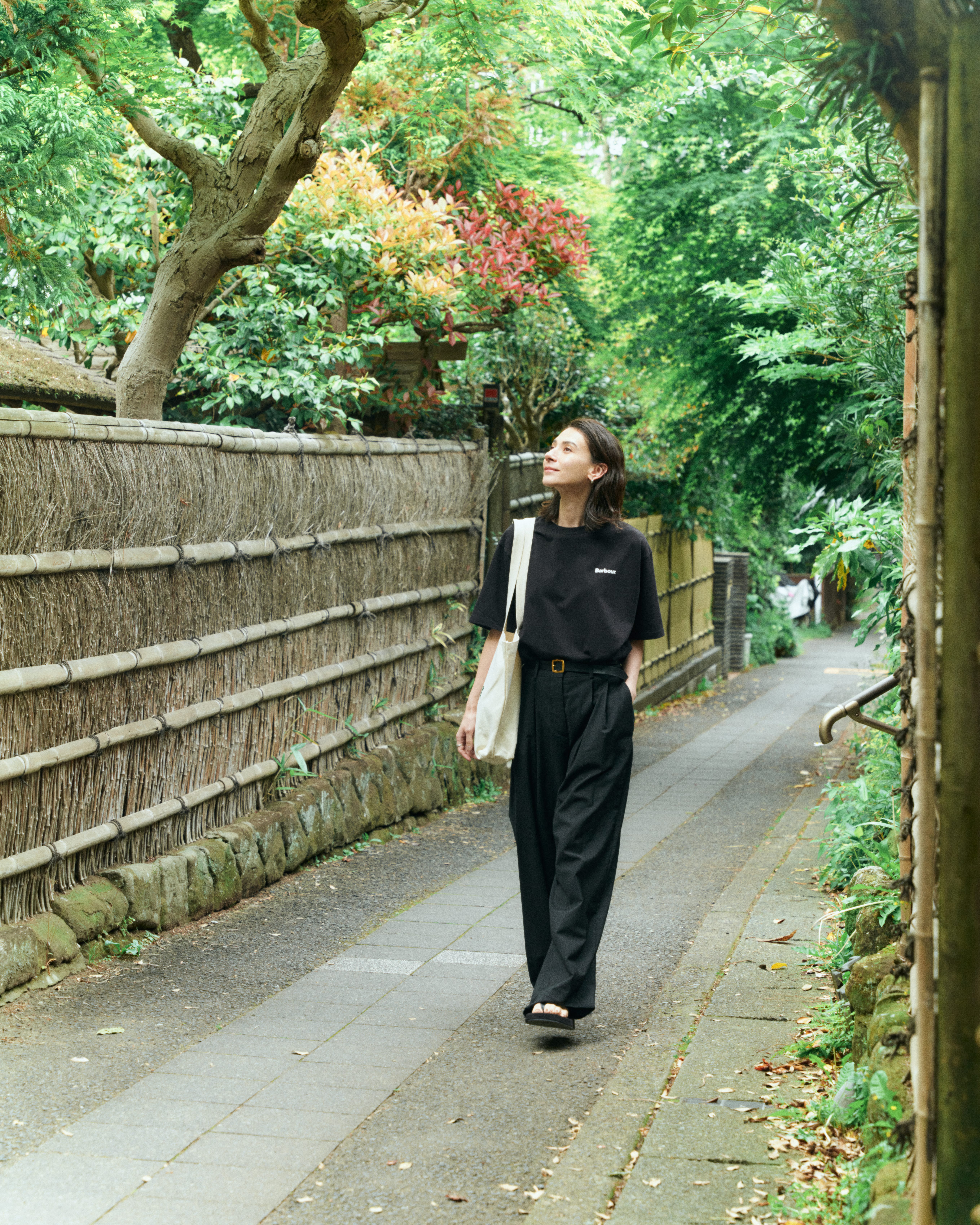 《バブアー》のTシャツを着て、どこへ行く？ ～鎌倉 × エモン 美由貴～