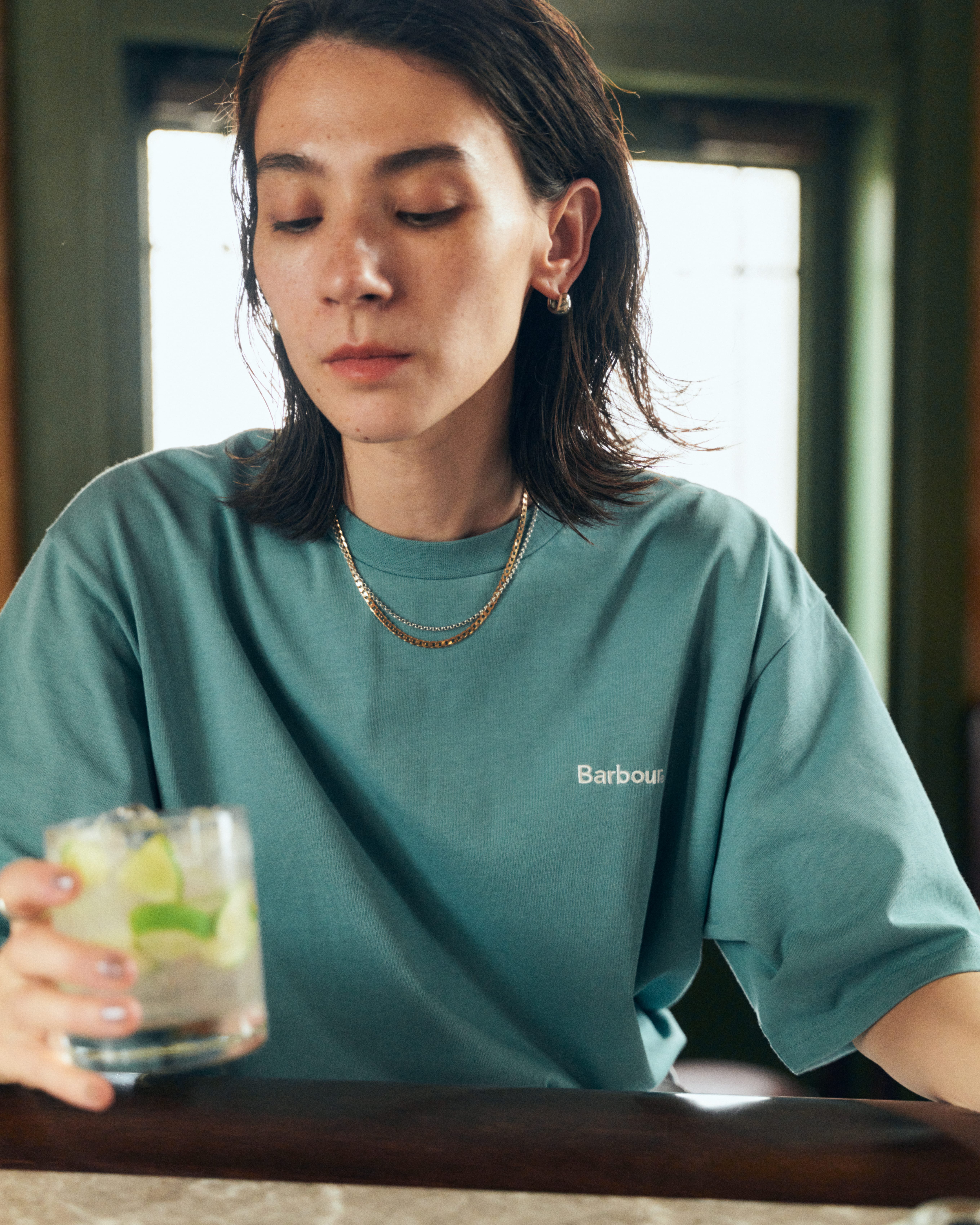 《バブアー》のTシャツを着て、どこへ行く？ ～鎌倉 × エモン 美由貴～