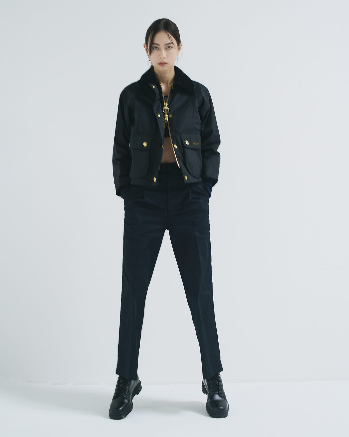 マルチクリエイターのローレン・サイが纏う、バブアーのワックスジャケット イメージ06