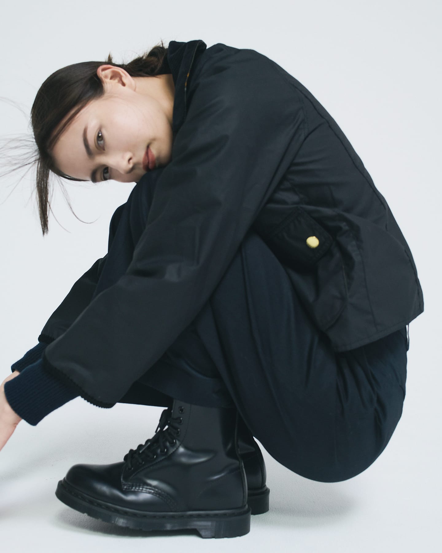 マルチクリエイターのローレン・サイが纏う、バブアーのワックスジャケット イメージ08