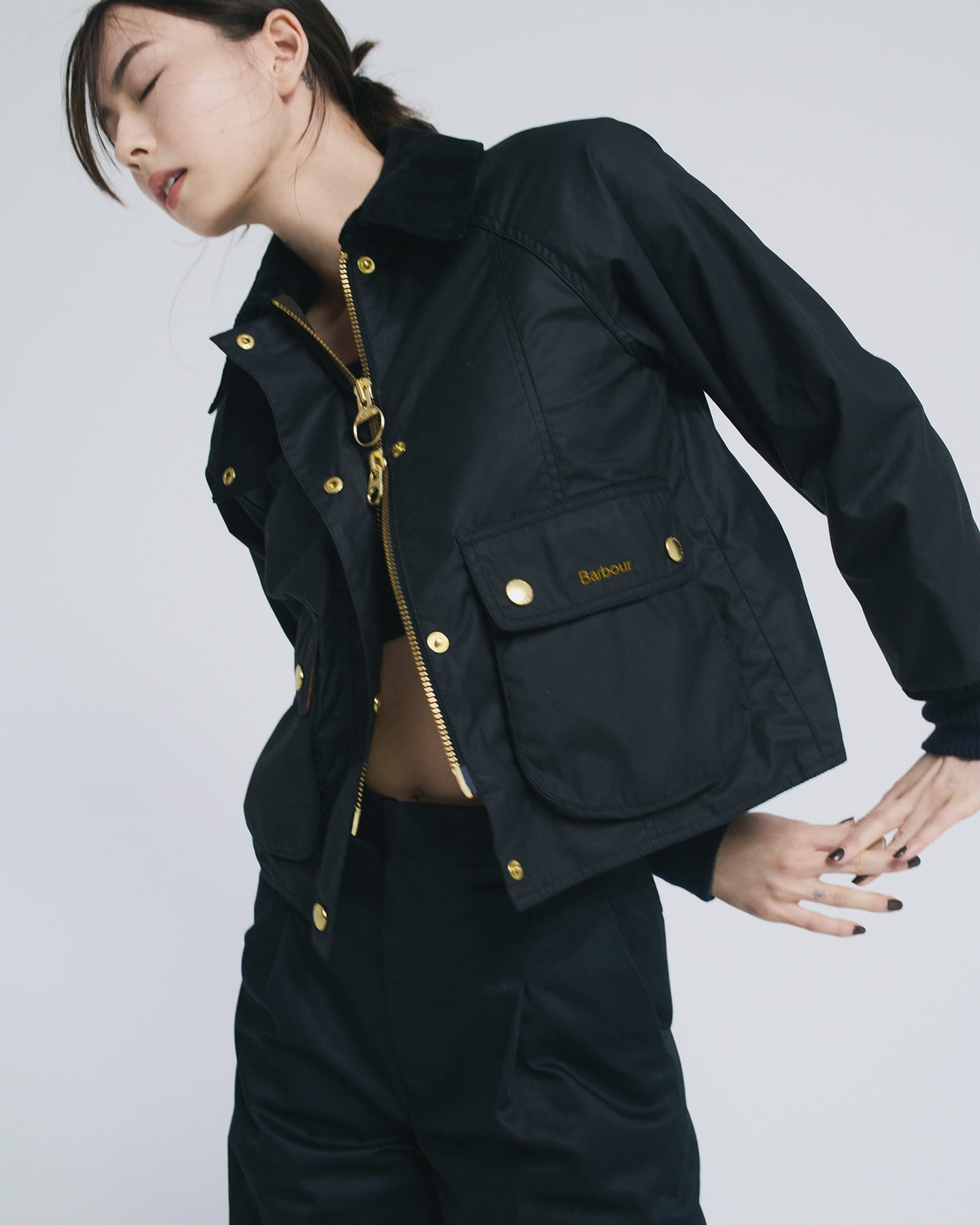 マルチクリエイターのローレン・サイが纏う、バブアーのワックスジャケット イメージ11