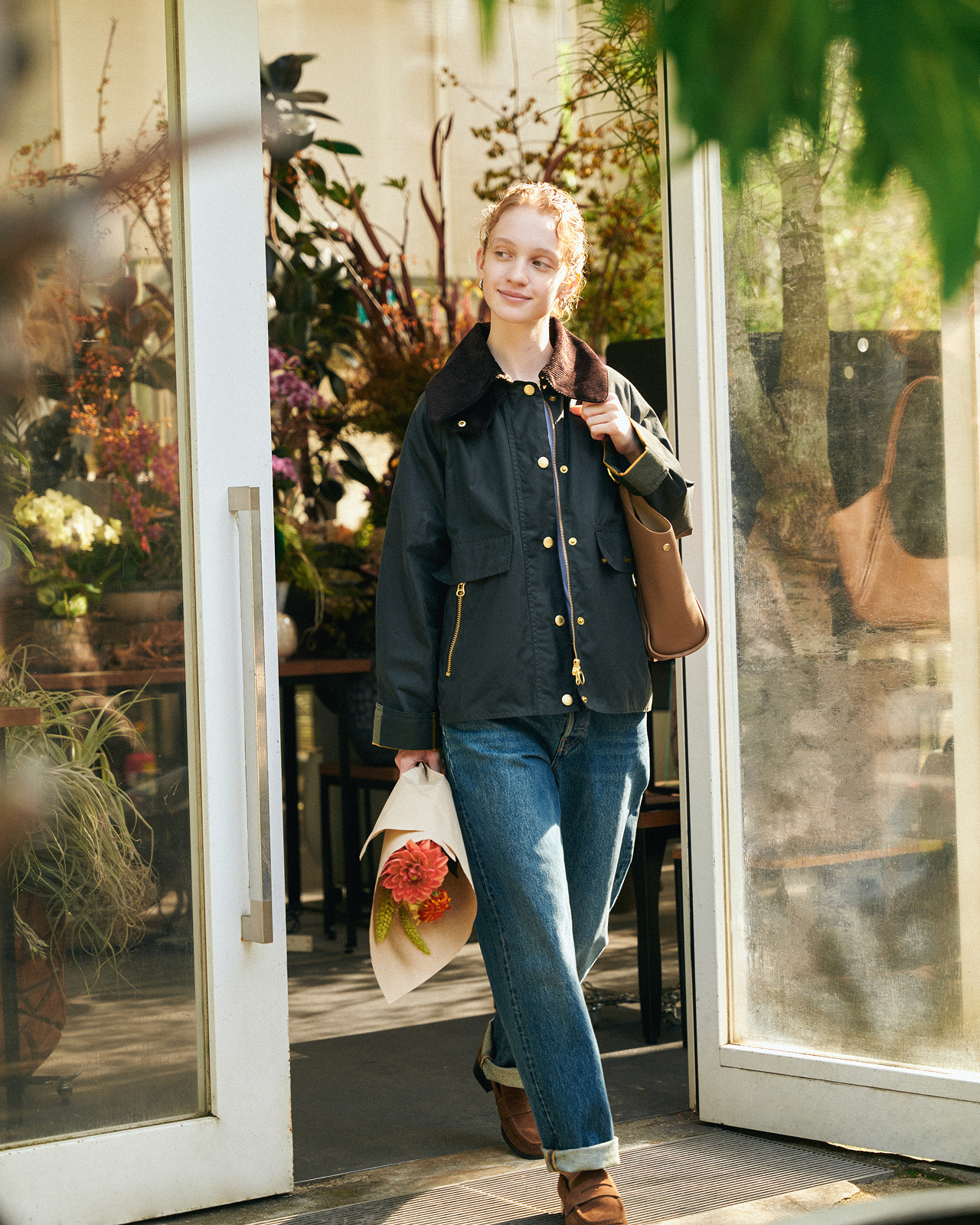 フラワーショップにいる女性