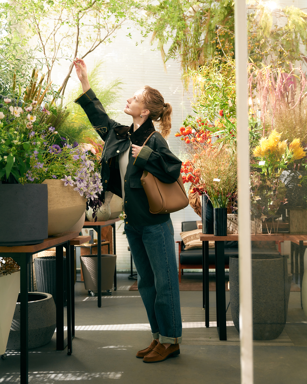 フラワーショップにいる女性