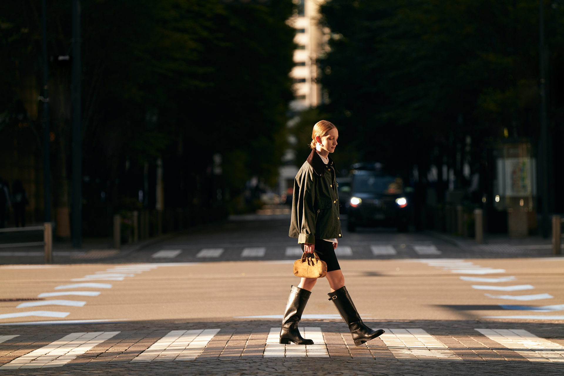 街中にいる女性