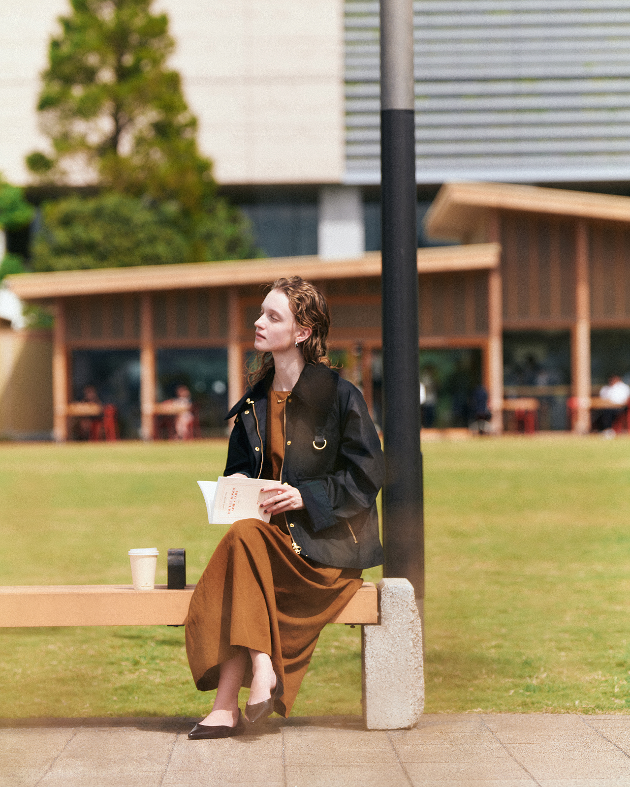 公園にいる女性