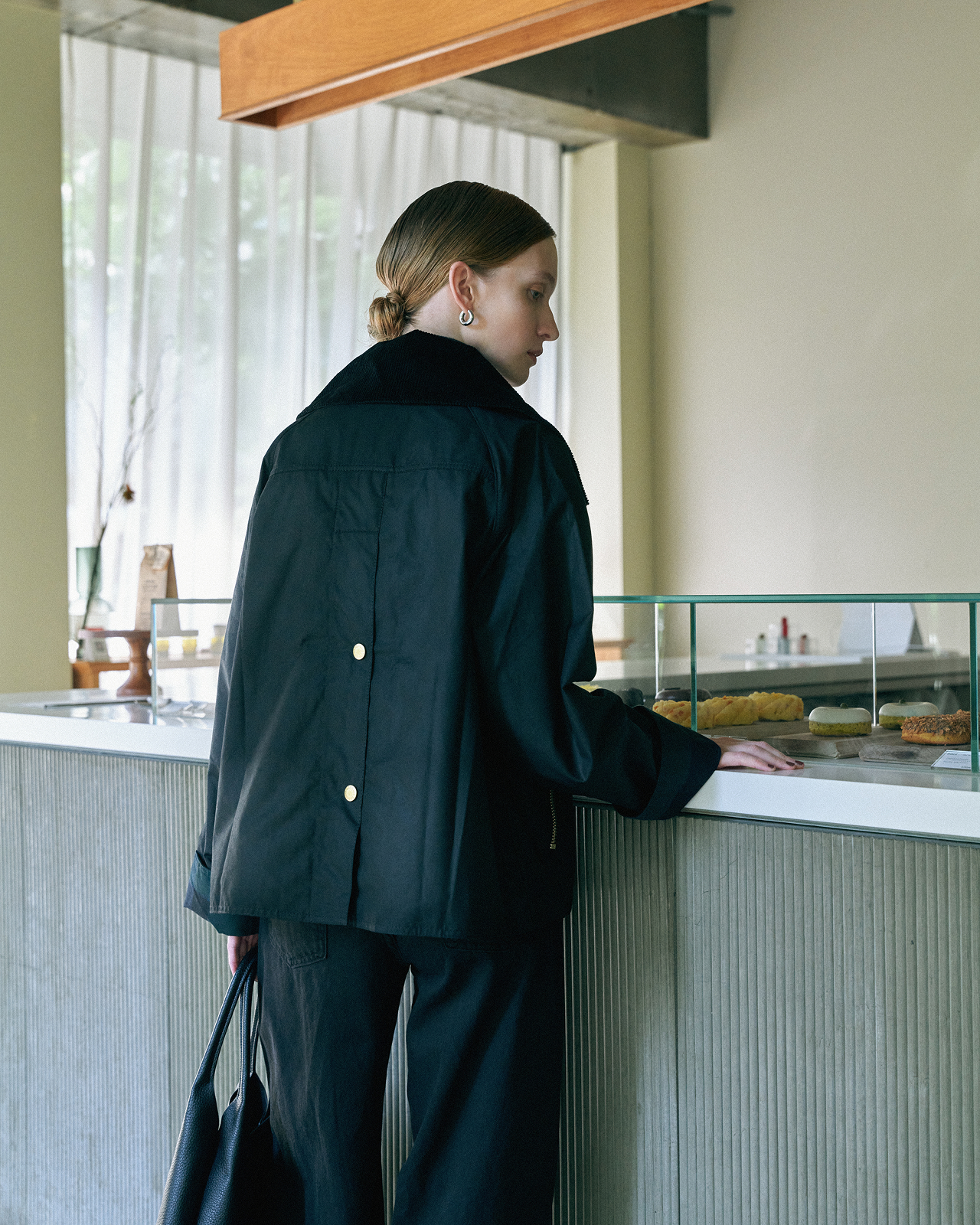 カフェにいる女性