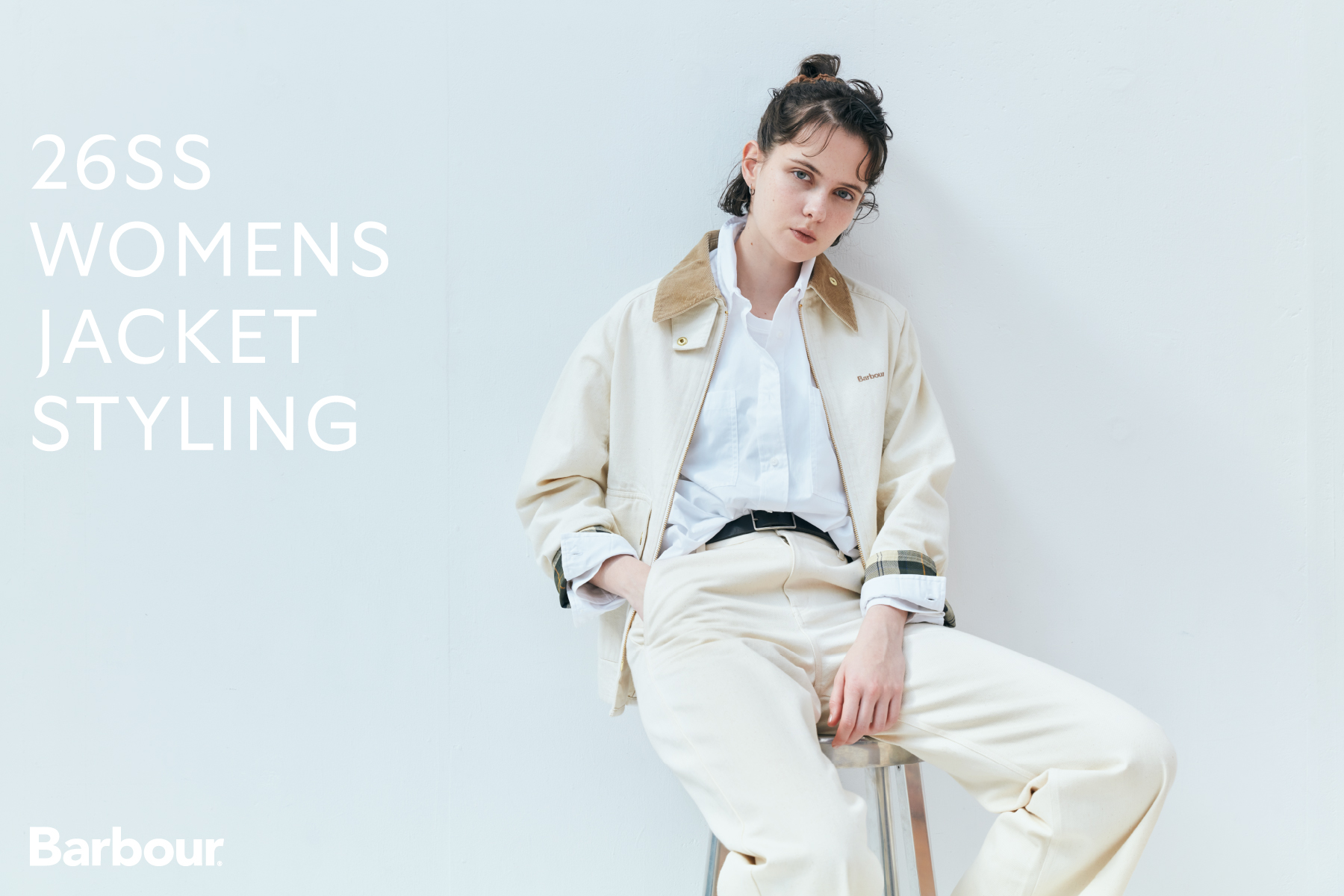 重なり合う光と色。春の街に馴染む、バブアーのライトアウター・スタイル