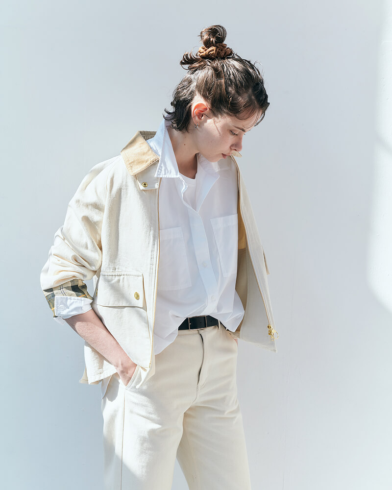 重なり合う光と色。春の街に馴染む、バブアーのライトアウター・スタイル / イメージ01