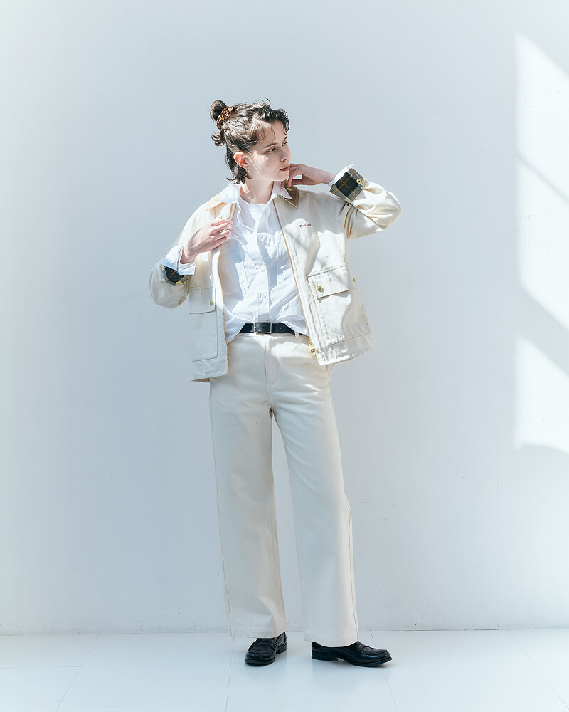 重なり合う光と色。春の街に馴染む、バブアーのライトアウター・スタイル / イメージ02