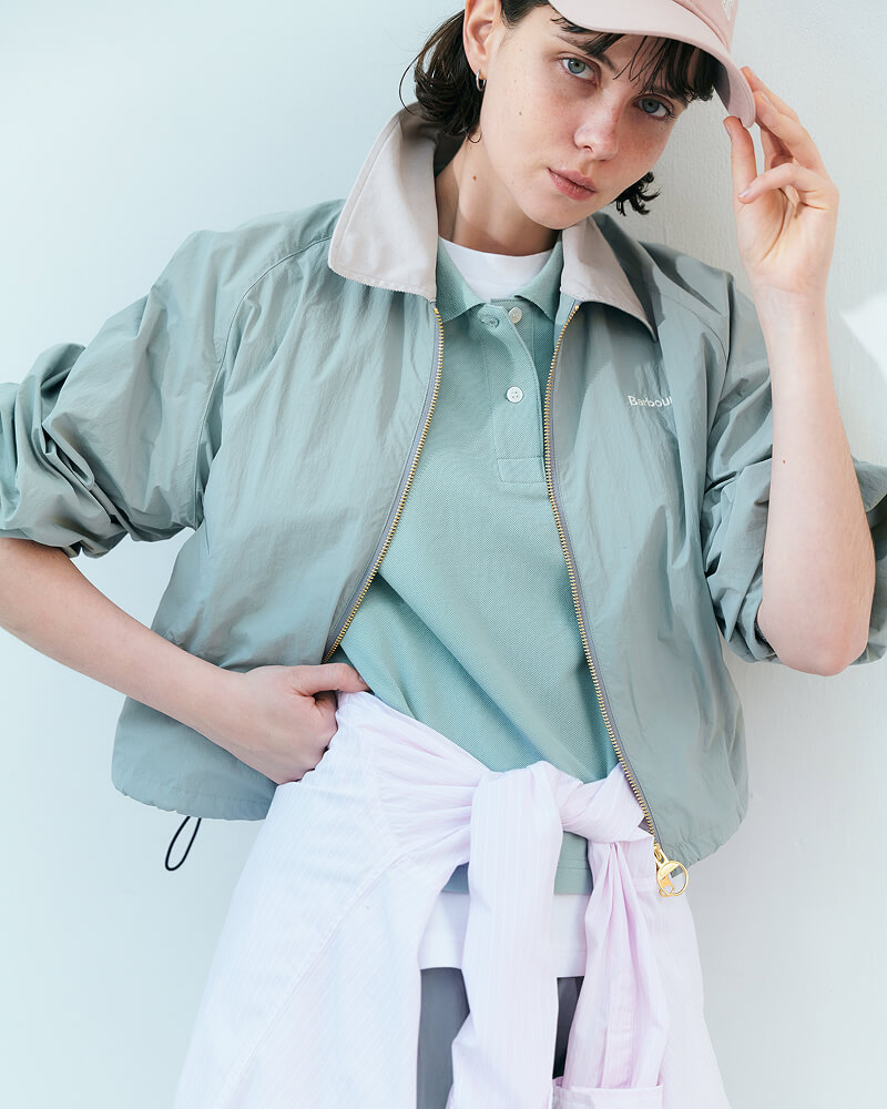 重なり合う光と色。春の街に馴染む、バブアーのライトアウター・スタイル / イメージ02