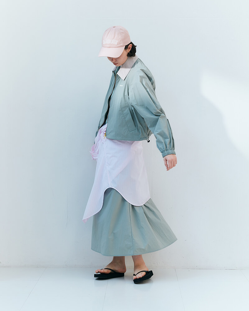 重なり合う光と色。春の街に馴染む、バブアーのライトアウター・スタイル / イメージ03