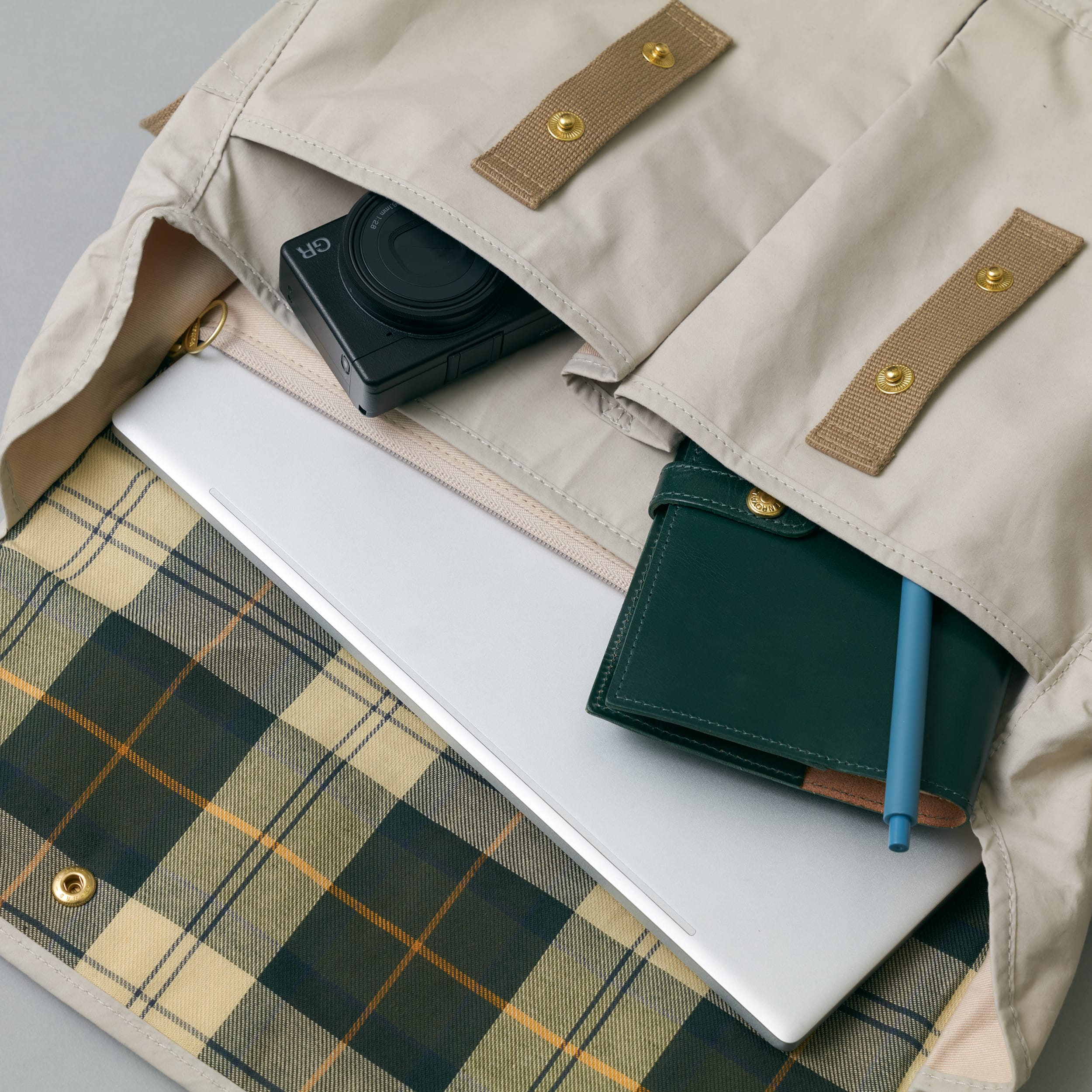 春夏の装いに、バブアーのバッグを イメージ02