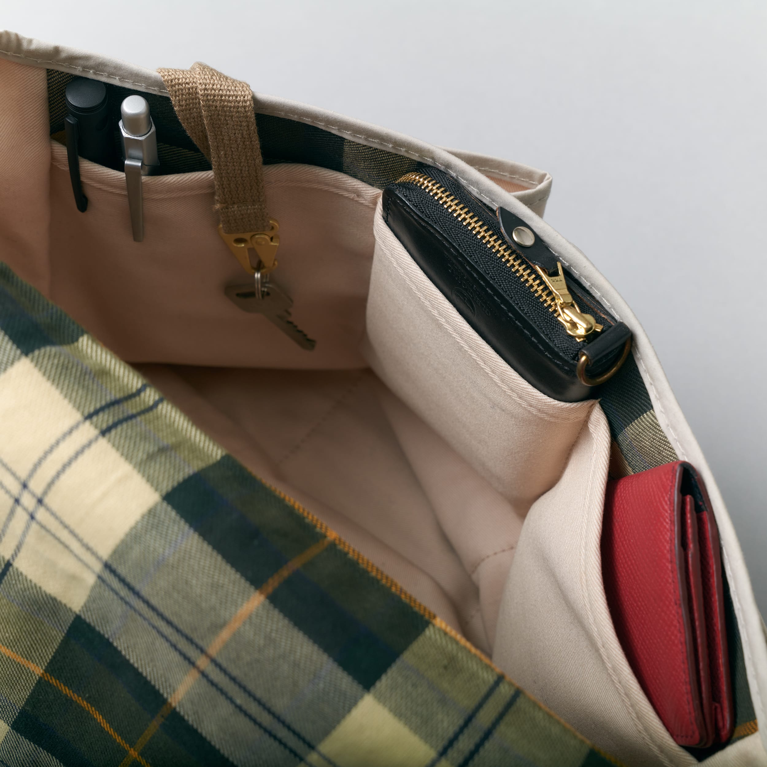 春夏の装いに、バブアーのバッグを イメージ03