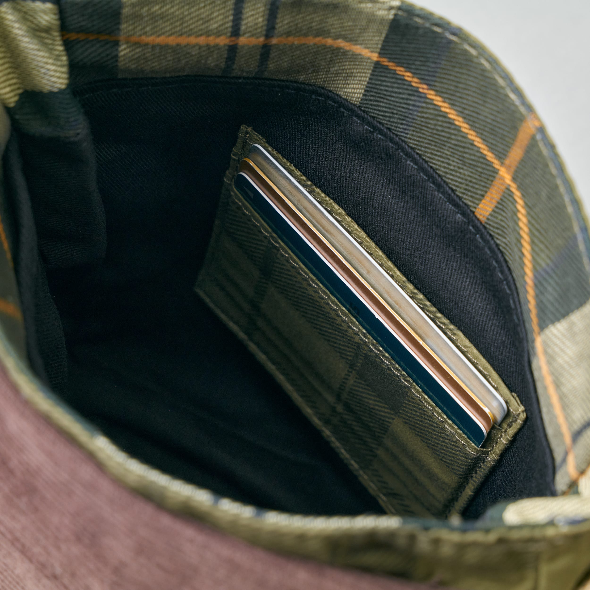 春夏の装いに、バブアーのバッグを イメージ08