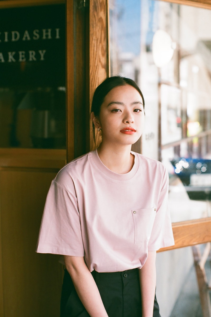 ピンクのBarbourTシャツを着ている池田穂乃花