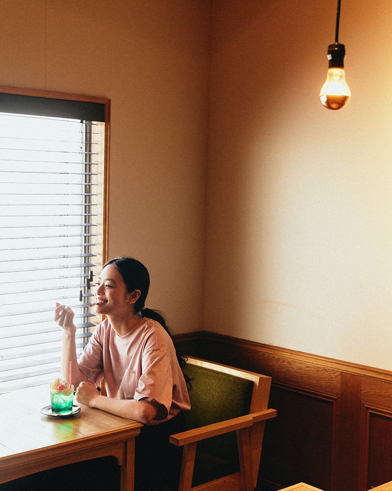 ピンクのBarbourTシャツを着ている池田穂乃花