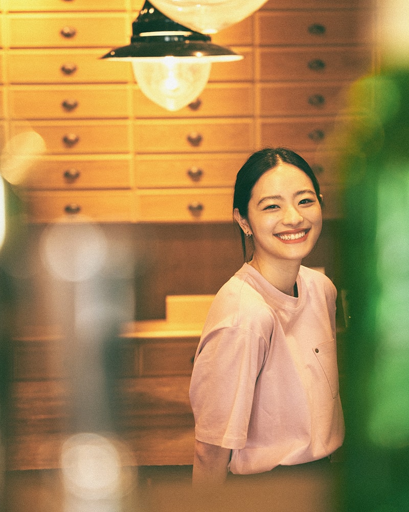 ピンクのBarbourTシャツを着ている池田穂乃花