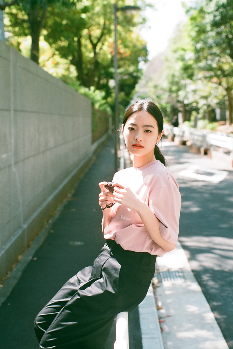 ピンクのBarbourTシャツを着ている池田穂乃花