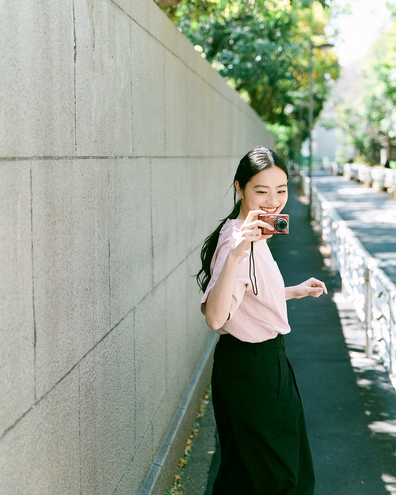 ピンクのBarbourTシャツを着ている池田穂乃花