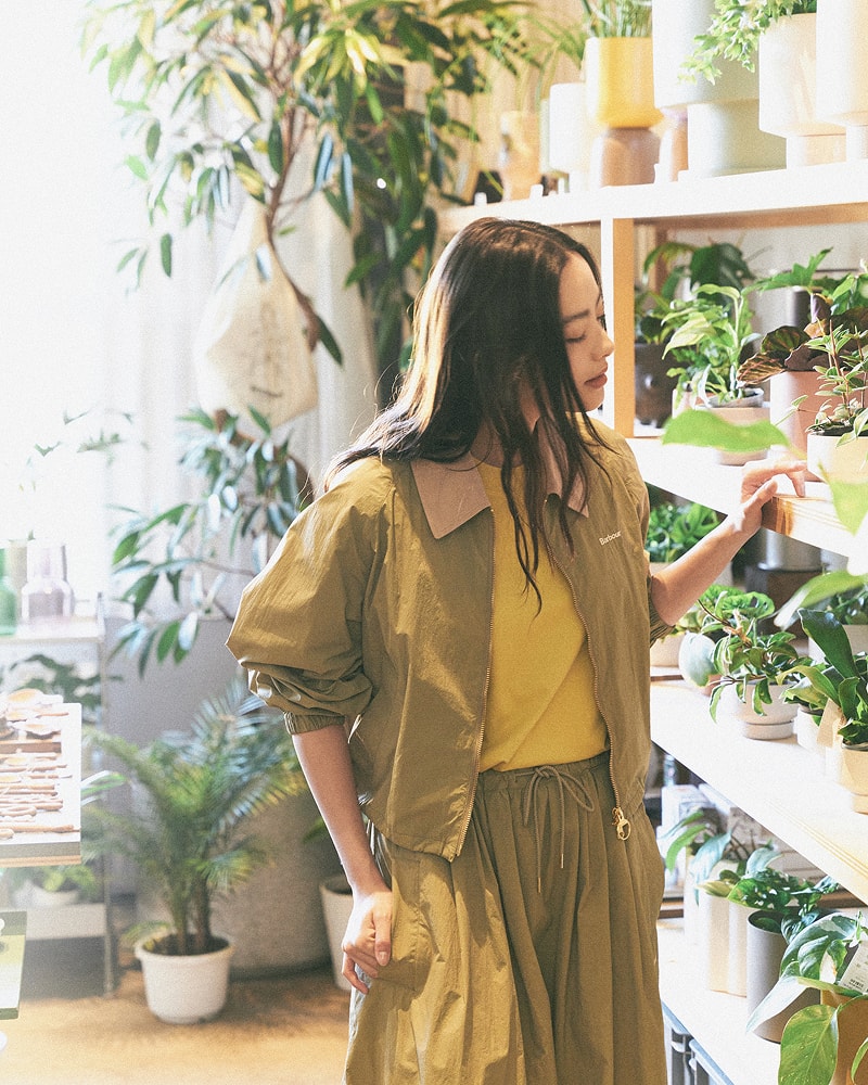 黄色のBarbourTシャツを着ている池田穂乃花