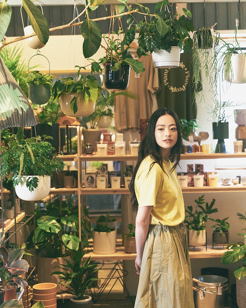 黄色のBarbourTシャツを着ている池田穂乃花