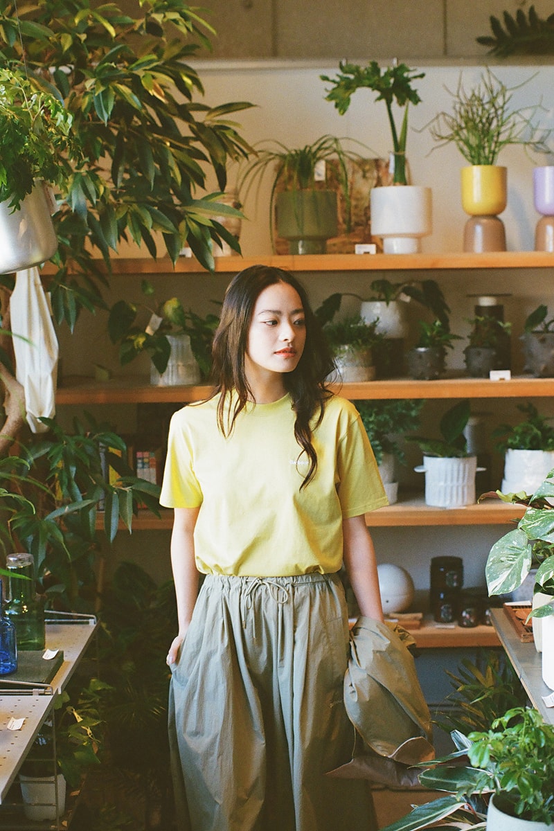 黄色のBarbourTシャツを着ている池田穂乃花