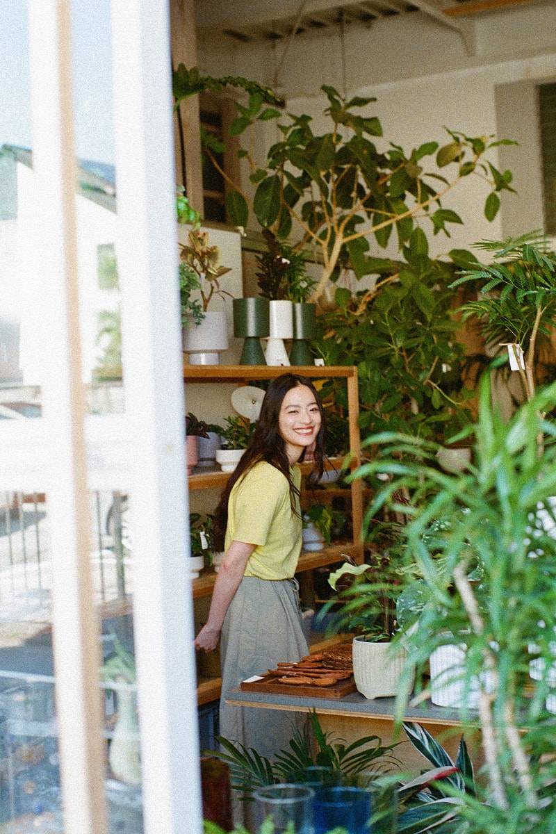 黄色のBarbourTシャツを着ている池田穂乃花