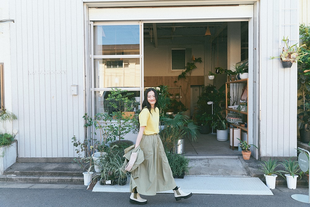 黄色のBarbourTシャツを着ている池田穂乃花