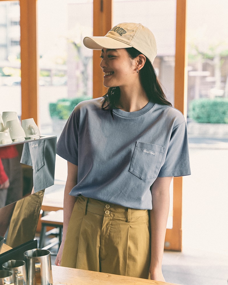 グレーのBarbourTシャツを着ている池田穂乃花
