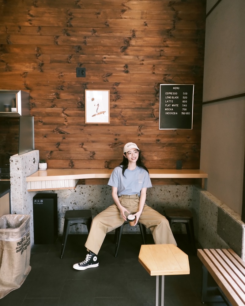 グレーのBarbourTシャツを着ている池田穂乃花