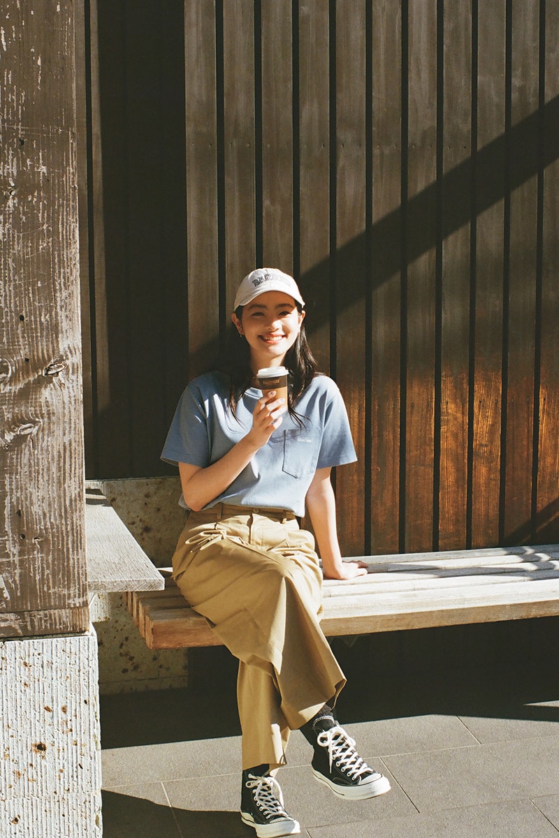 グレーのBarbourTシャツを着ている池田穂乃花