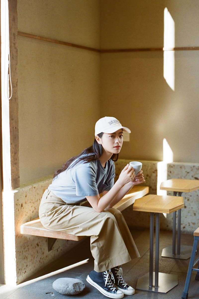 グレーのBarbourTシャツを着ている池田穂乃花