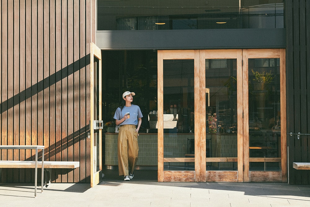 グレーのBarbourTシャツを着ている池田穂乃花