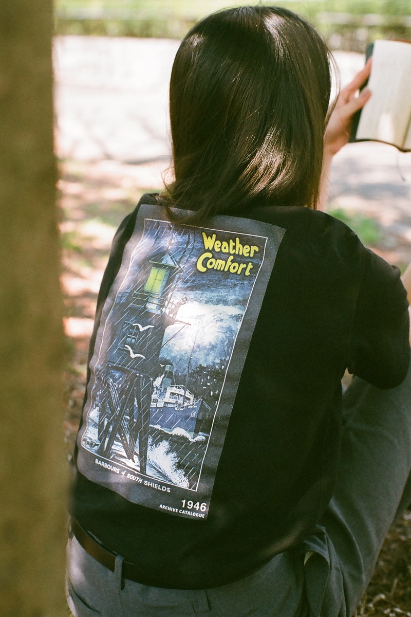 黒のBarbourTシャツを着ている池田穂乃花