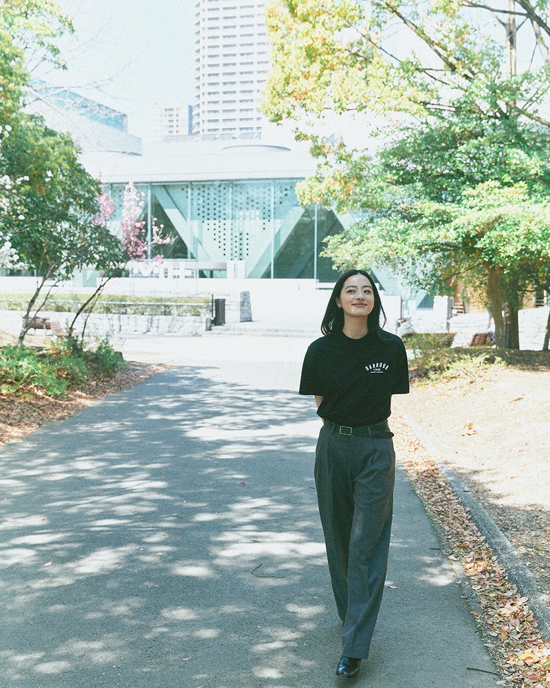 黒のBarbourTシャツを着ている池田穂乃花