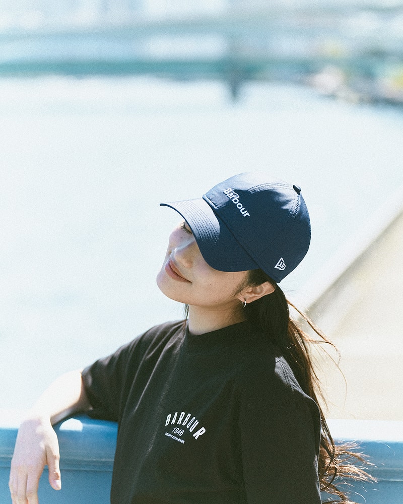 黒のBarbourTシャツを着ている池田穂乃花