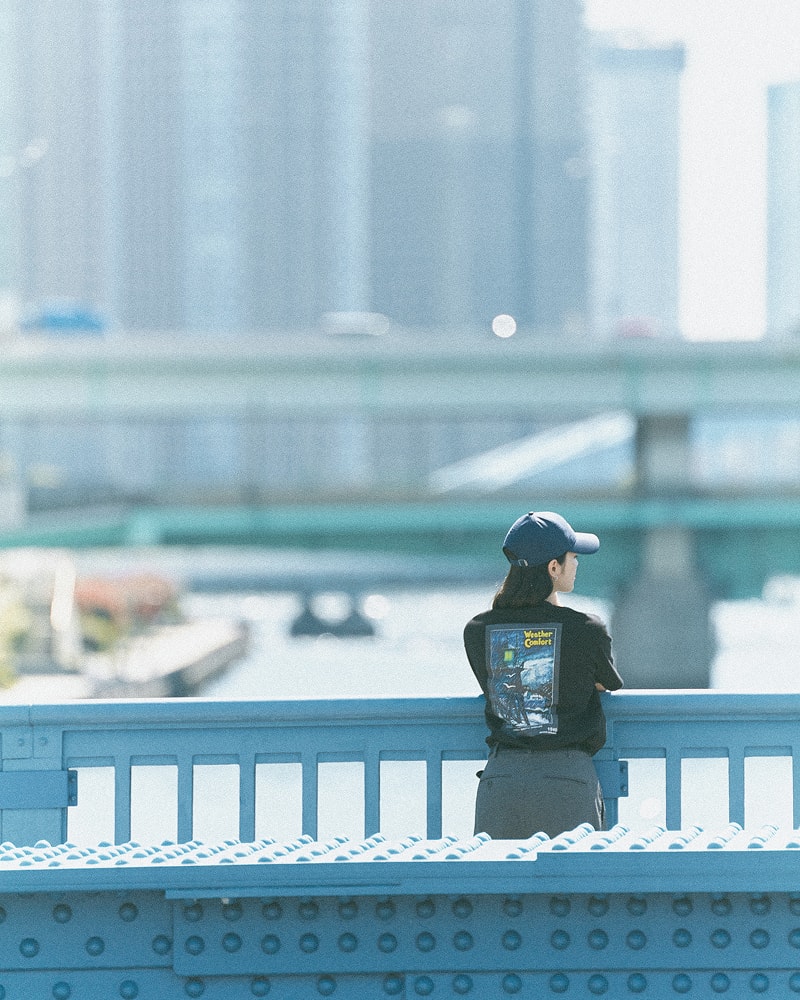 黒のBarbourTシャツを着ている池田穂乃花