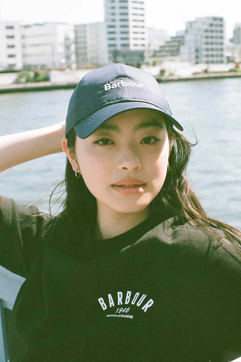 黒のBarbourTシャツを着ている池田穂乃花