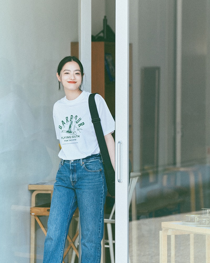 白のBarbourTシャツを着ている池田穂乃花