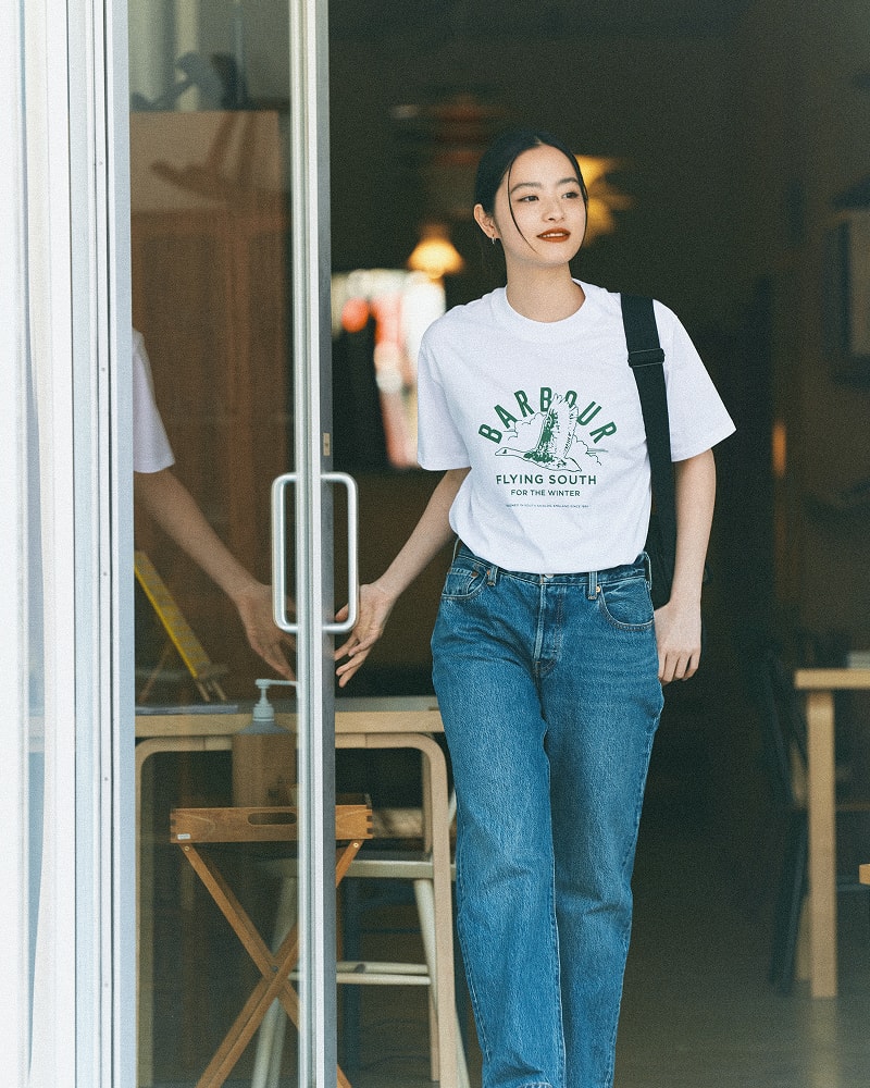 白のBarbourTシャツを着ている池田穂乃花