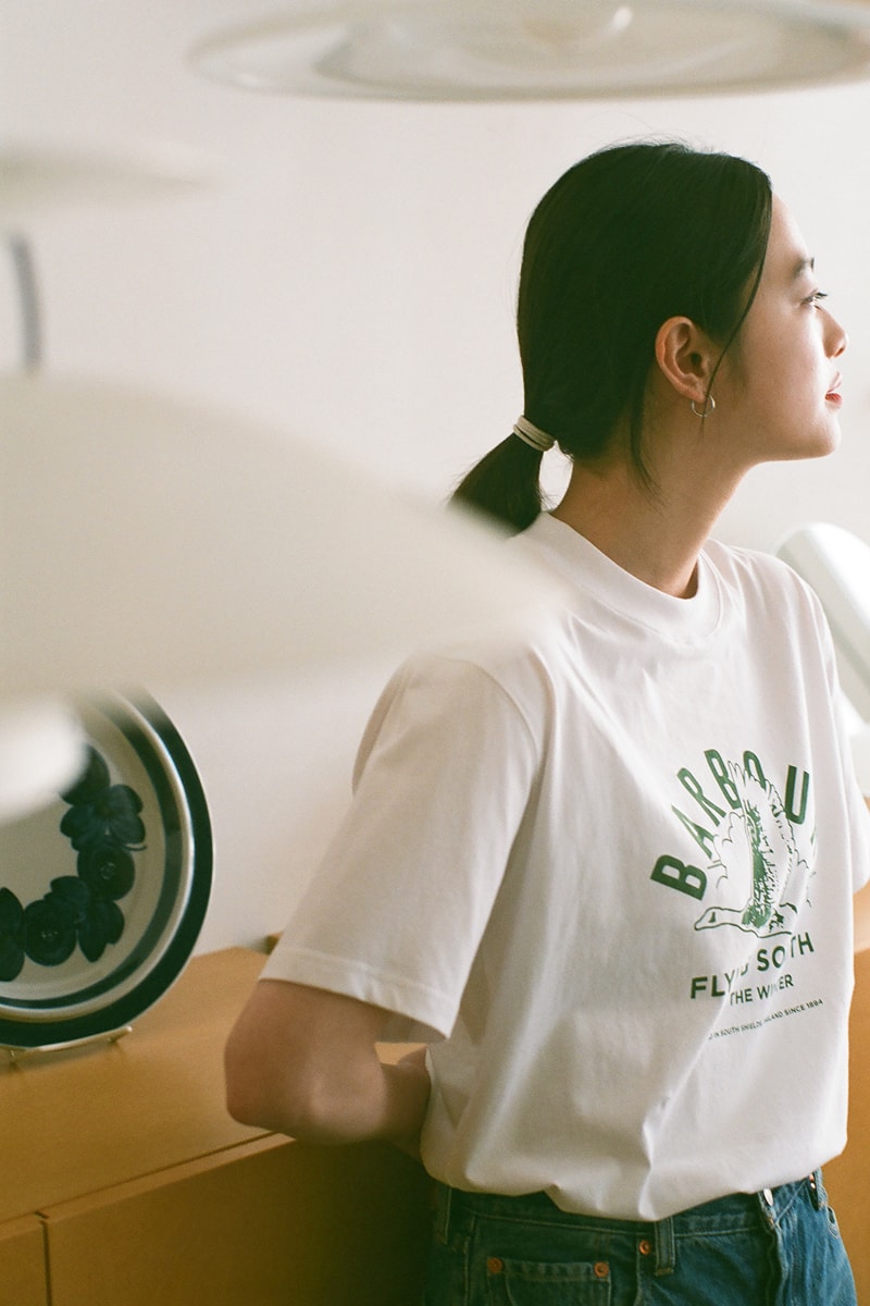 白のBarbourTシャツを着ている池田穂乃花