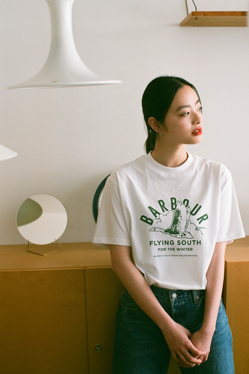 白のBarbourTシャツを着ている池田穂乃花
