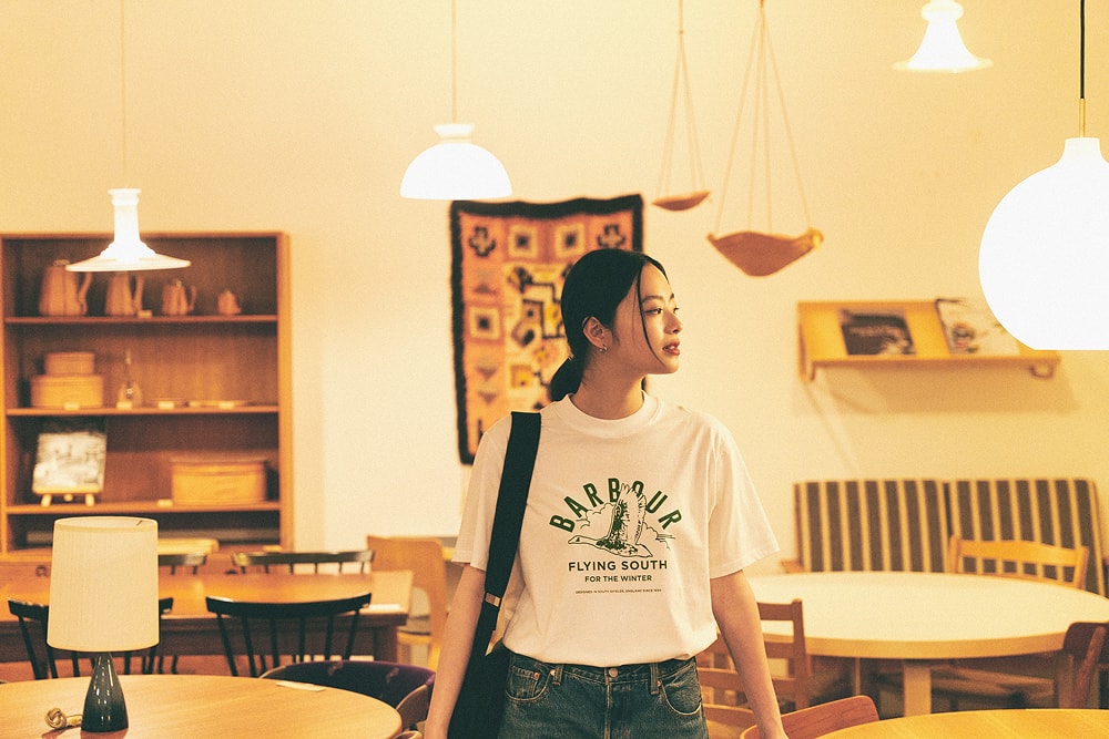 白のBarbourTシャツを着ている池田穂乃花