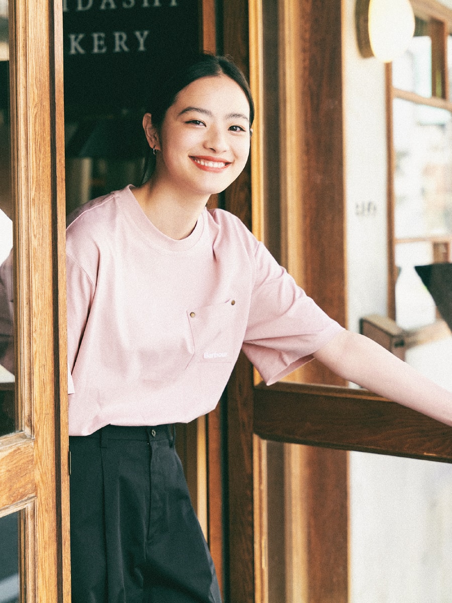 ピンクのBarbourTシャツを着てドアを開ける池田穂乃花