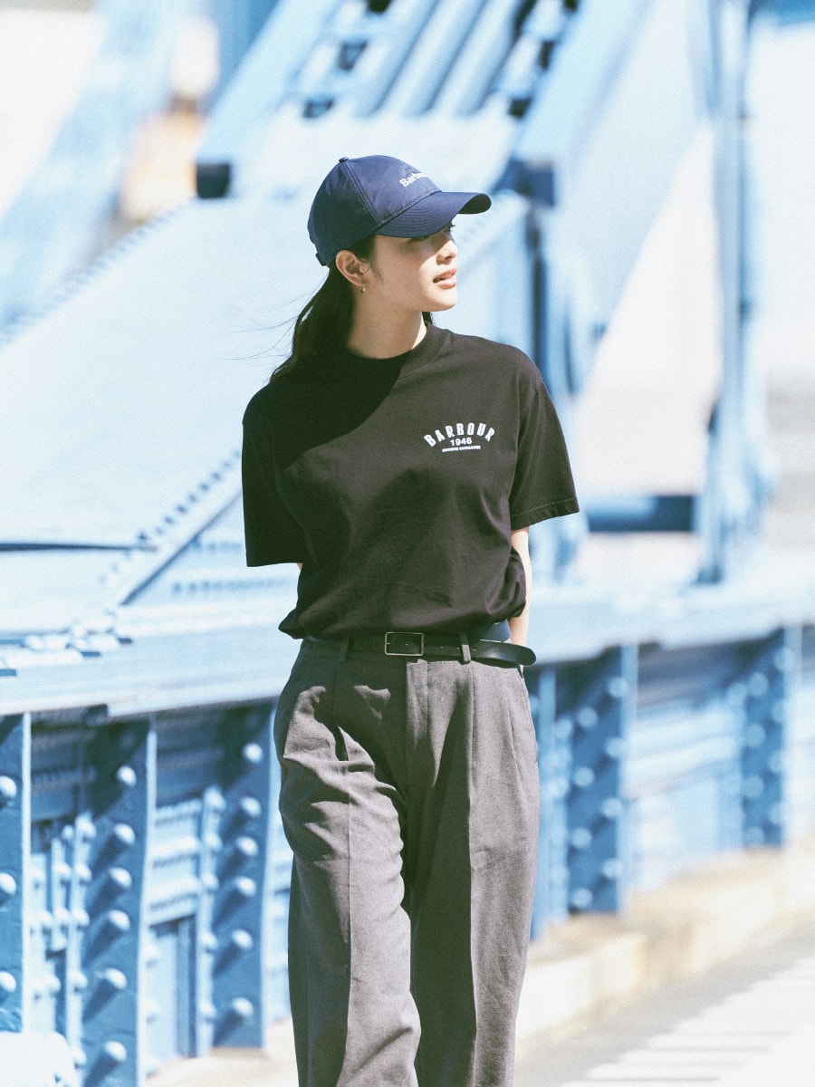 黒のBarbourTシャツを着ている池田穂乃花