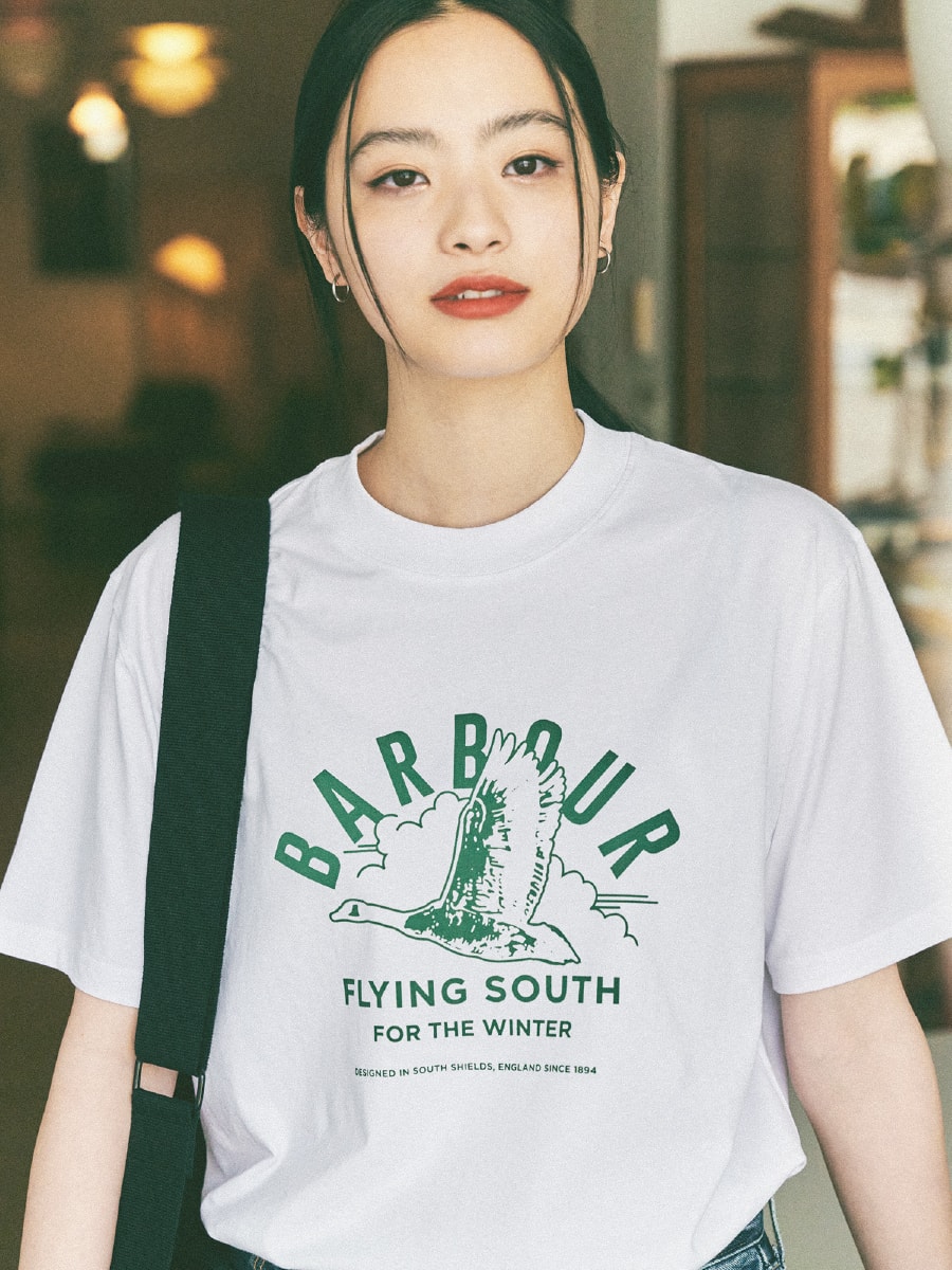 白のBarbourTシャツを着ている池田穂乃花