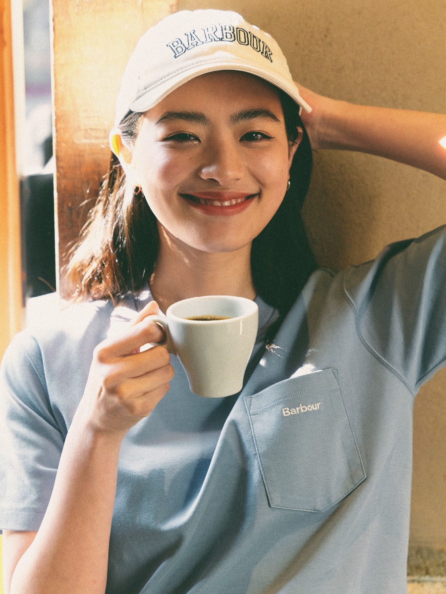 水色のBarbourTシャツを着ている池田穂乃花